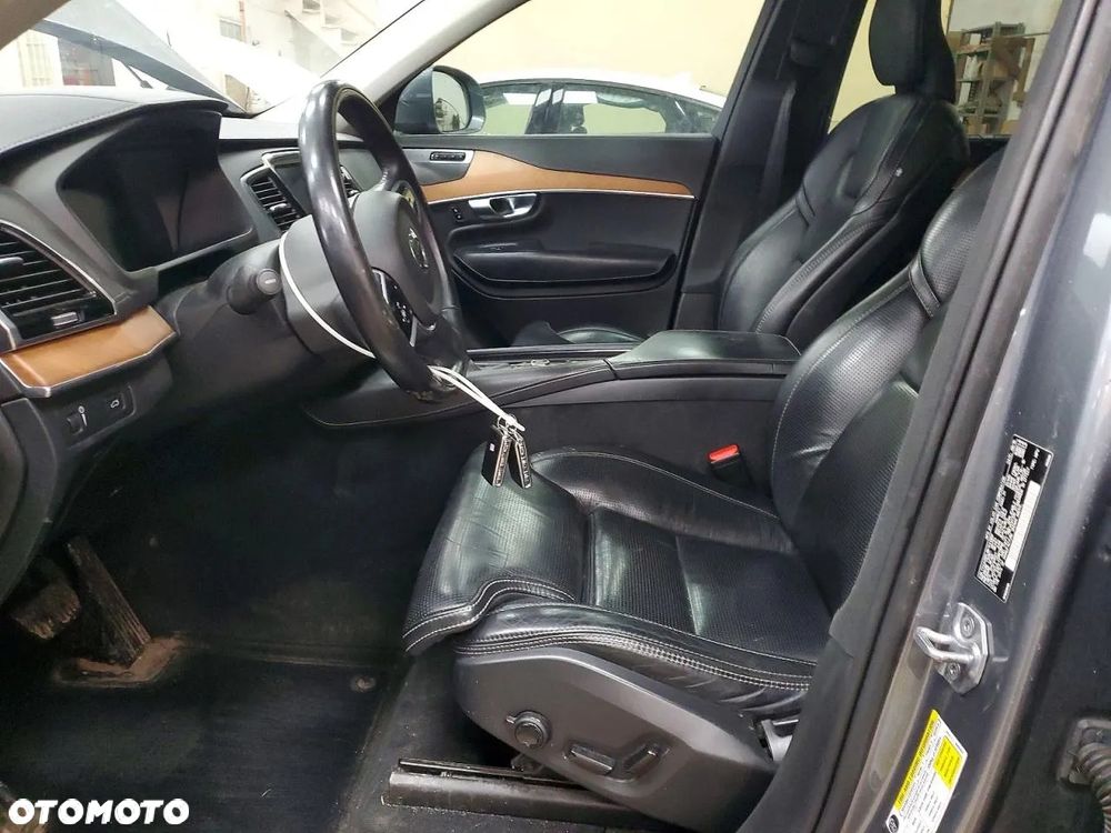Volvo XC 90 - 9