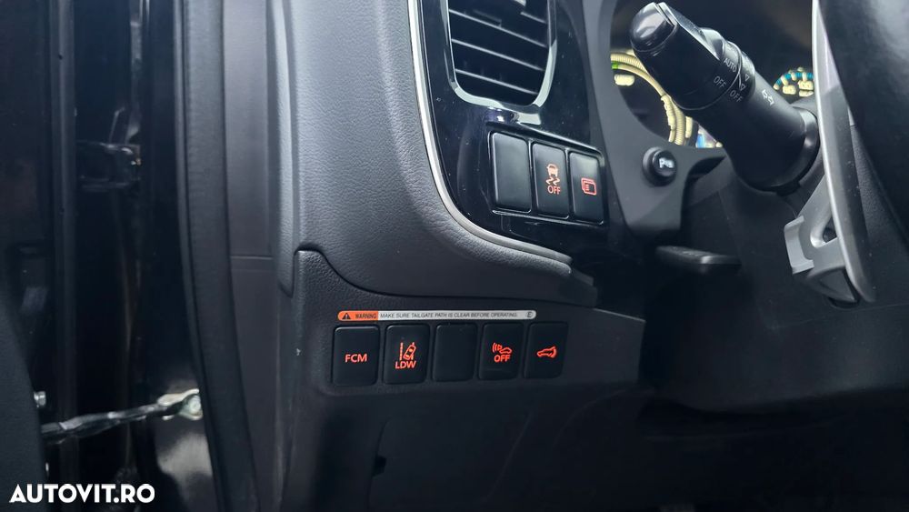 Mitsubishi Outlander 2.0 4WD Plug-In Hybrid Top - 25