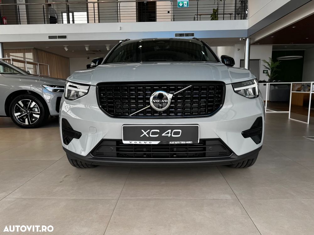 Volvo XC 40 B3 AT FWD MHEV Plus Dark - 2