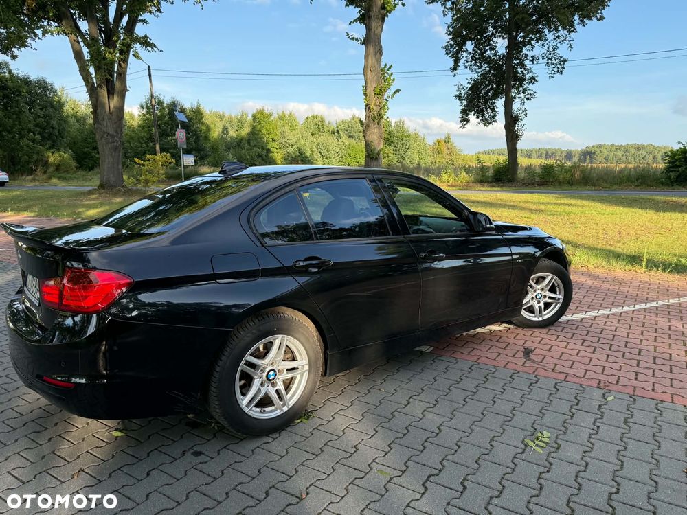 BMW Seria 3 318d Sport Line - 9