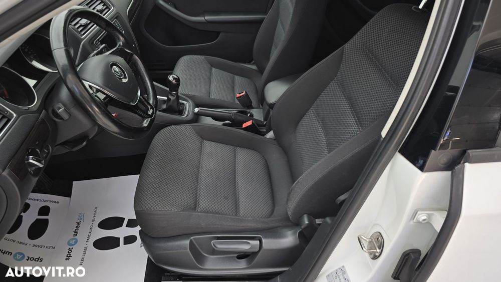 Volkswagen Jetta 2.0 TDI Highline - 13