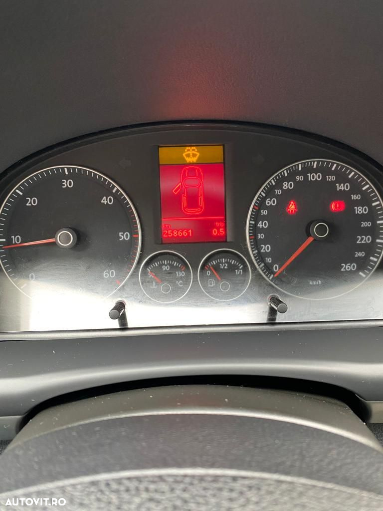 Volkswagen Touran 2.0 TDI DPF Highline - 9