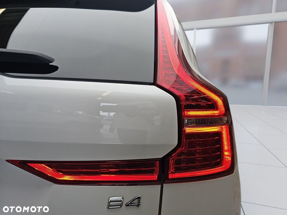 Volvo XC 60 B4 D Plus Dark - 27