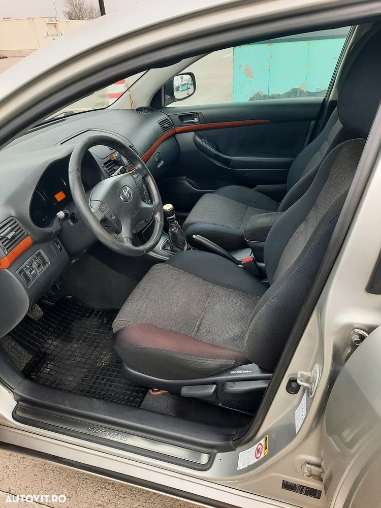Toyota Avensis 2.2 D-4D Sedan Sol - 2