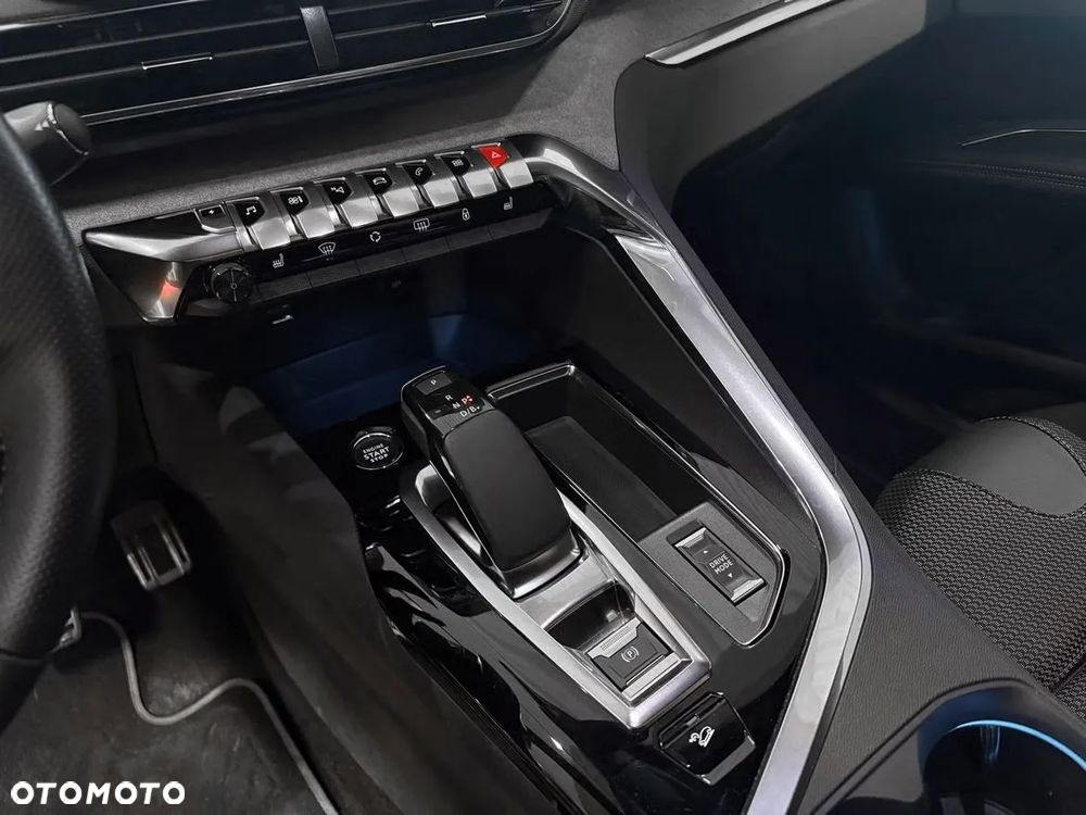 Peugeot 3008 1.6 PureTech HYbrid4 GT Line S&S EAT8 - 17