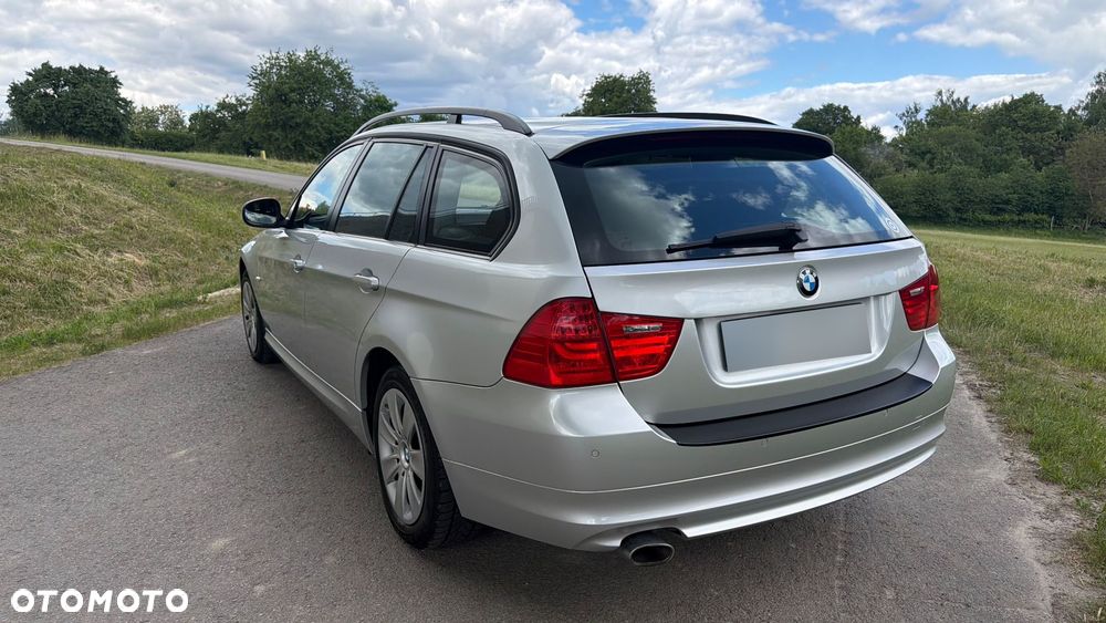 BMW Seria 3 320d xDrive - 23