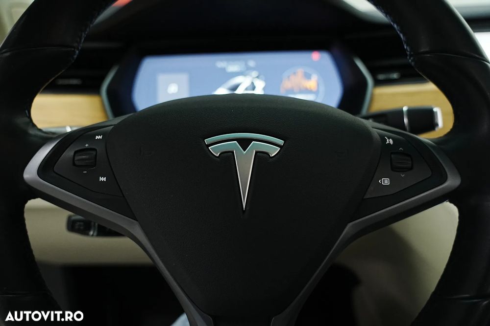 Tesla Model X - 12