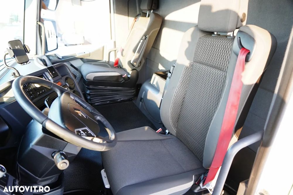 Renault T 430 / 6x2 / REFRIGERAT -9 M / UNITATE CARRIER SUPRA 1250 / platformă elevatoare / oblon rulant / punte de ridicare / direcție - 27