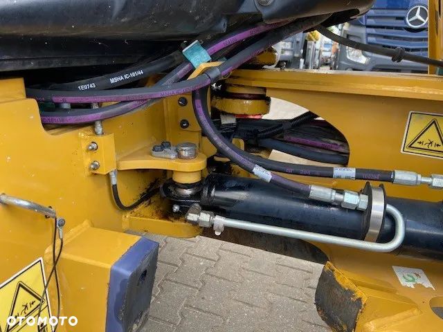 Caterpillar 906M - 10