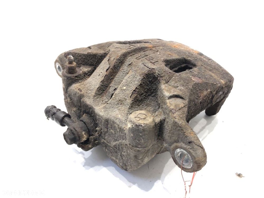 ZACISK LEWY PRZÓD  NISSAN QASHQAI / QASHQAI +2 I (J10, NJ10, JJ10E) 2006 - 2014 2.0 Napęd na - 2