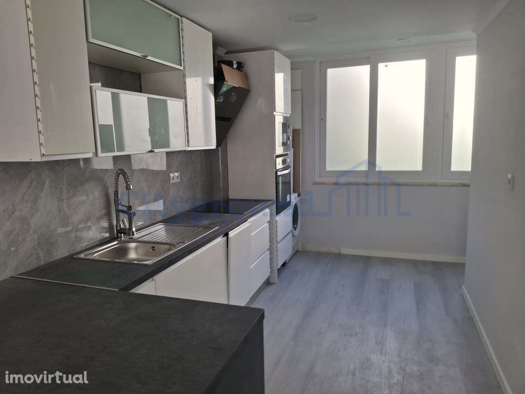Apartamento T2 remodelado no Bairro do Charquinho em Benfica - Grande imagem: 4/15