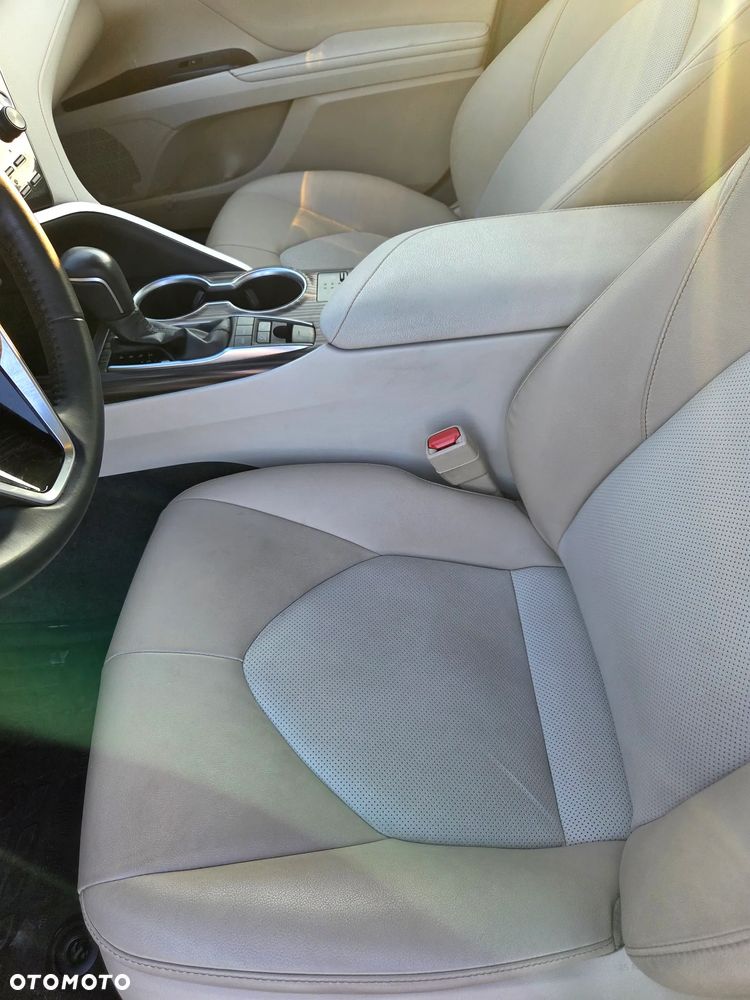 Toyota Camry 2.5 Hybrid Executive CVT - 17