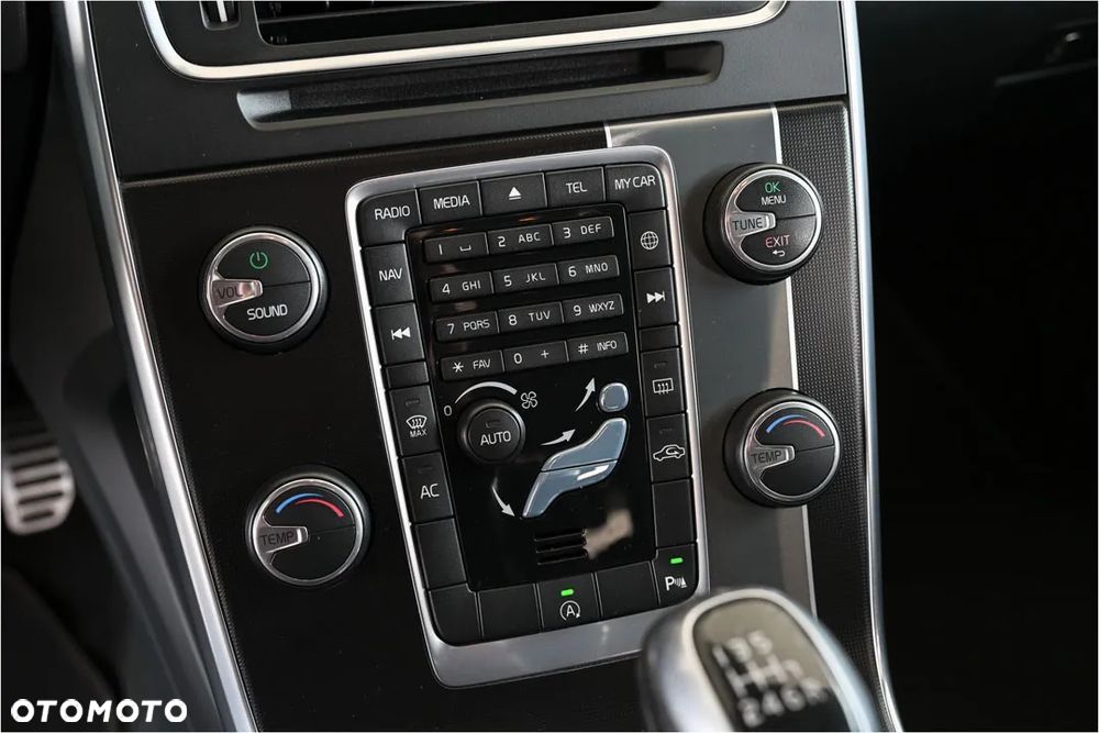 Volvo V60 D4 R-Design - 27