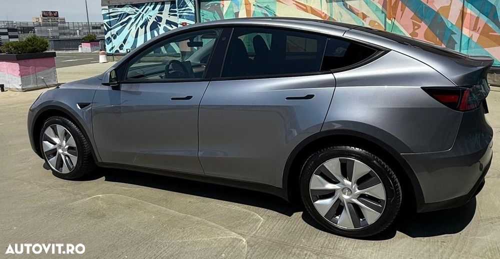 Tesla Model Y Long Range AWD - 6
