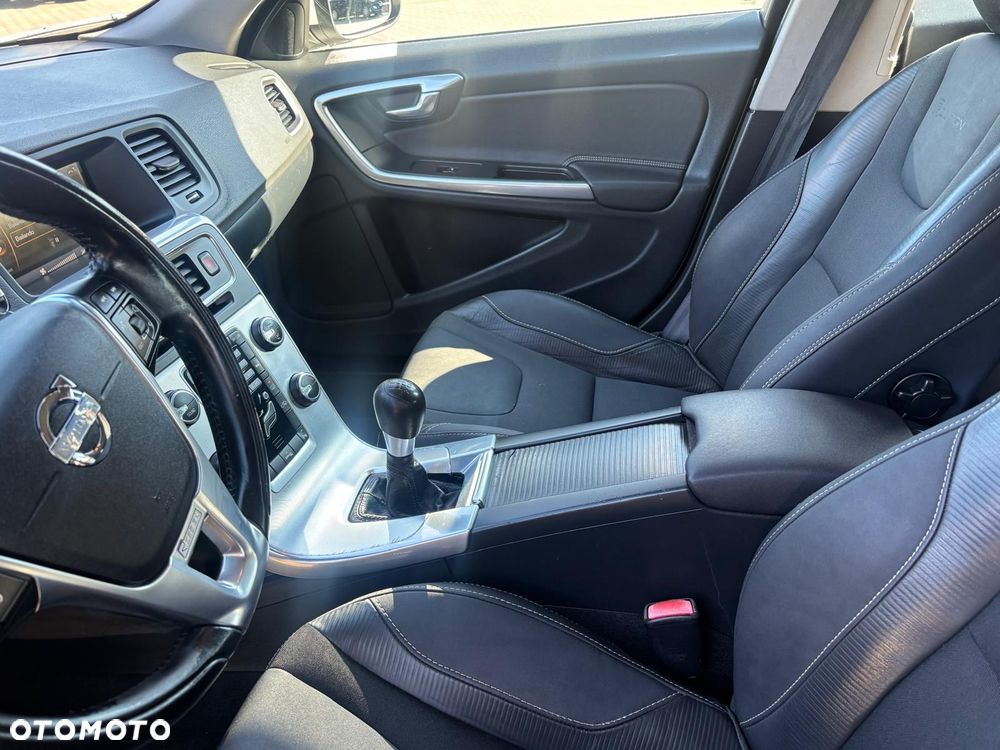 Volvo V60 D3 R-Design - 25