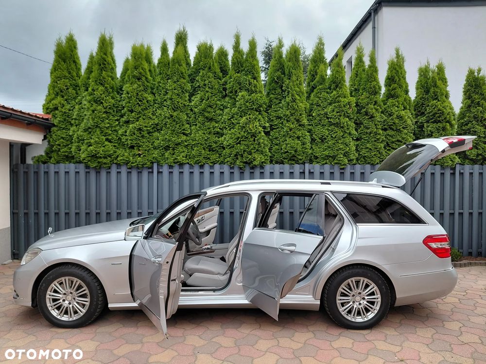 Mercedes-Benz Klasa E 300 CDI DPF BlueEFFICIENCY 7G-TRONIC Elegance - 32