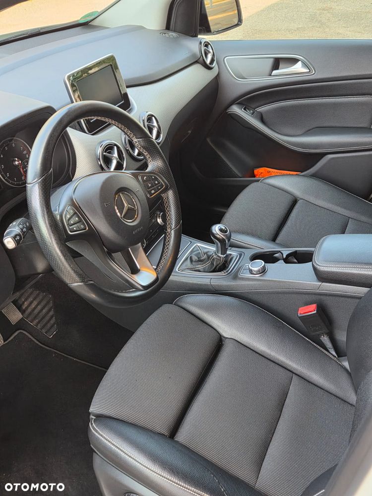 Mercedes-Benz Klasa B 180 UrbanStyle Edition - 24