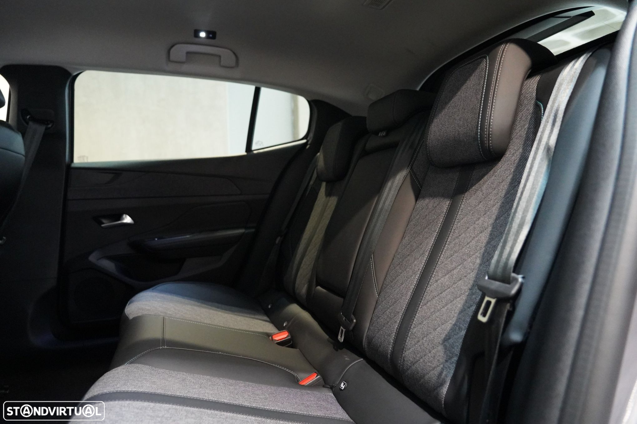Peugeot 408 1.2 PureTech Allure EAT8 - 26