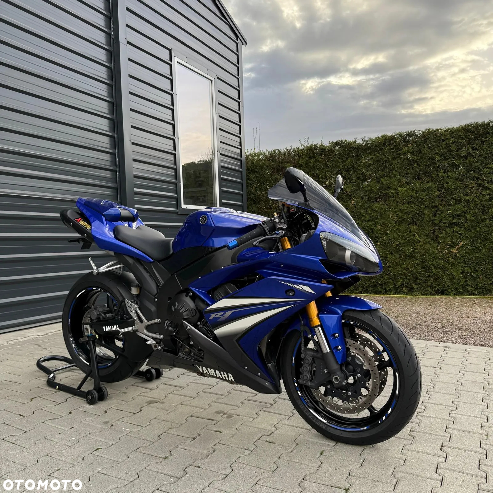 Yamaha R1 - 11