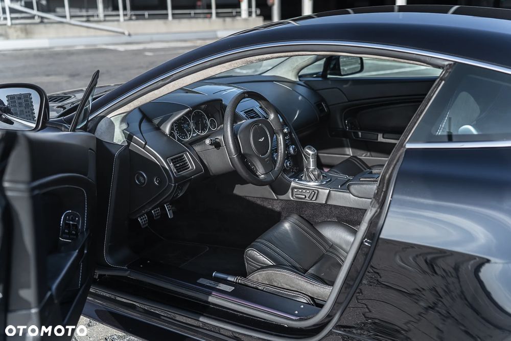 Aston Martin V12 Vantage Carbon Black - 28