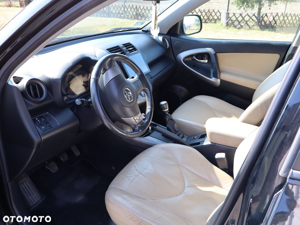 Toyota RAV4 - 8