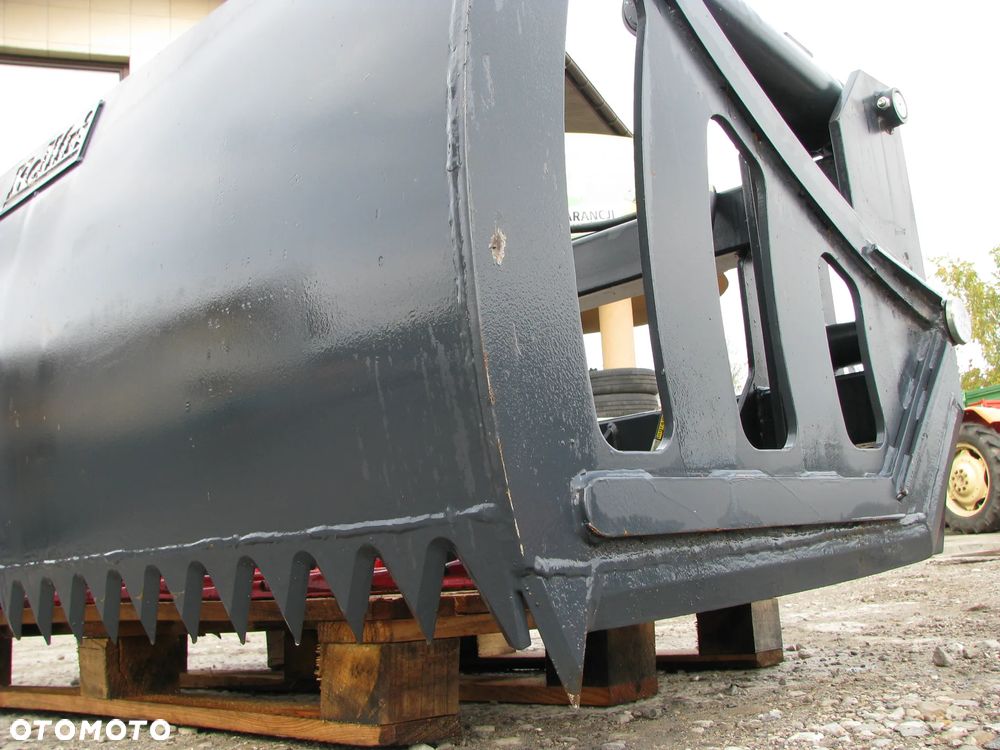 Inny Wycinak do kiszonki 1,75m Kellfri dwa siłowniki, Krokodyl 1,4; 1,6; 1,8; 2,0m Metal-Fach / Euromasz, Łyżka chwytakowa-Łyżko krokodyl, Łyżka materiałó sypkich 1,6; 1,8; 2,0; 2,2; 2,4m Metal-Fach / Pronar, Chwytak Bel, Chwytak do obornika, widły do obornika - 8