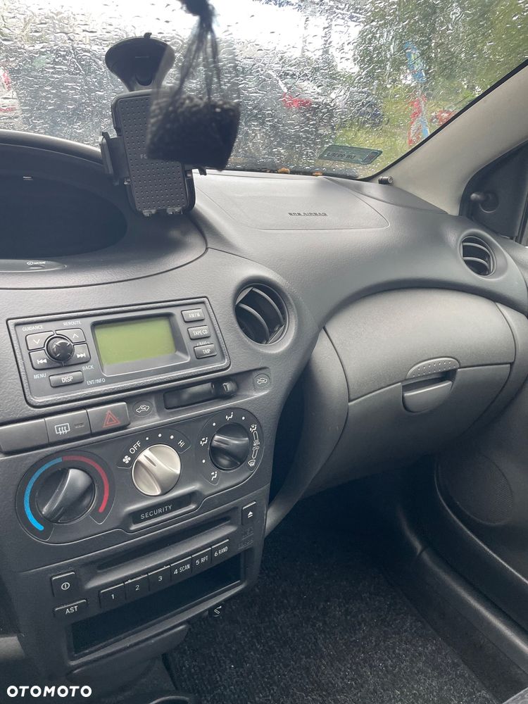 Toyota Yaris 1.0 Base - 6