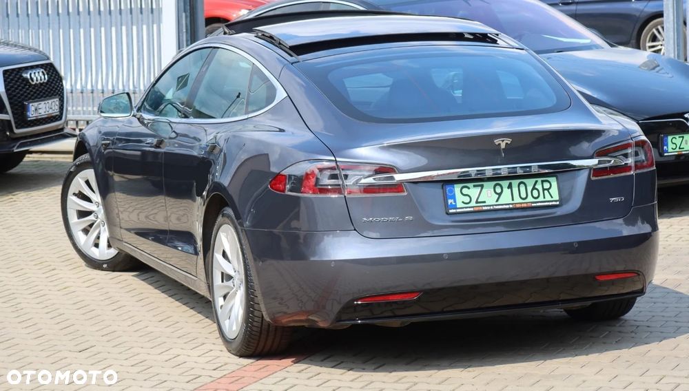 Tesla Model S - 8