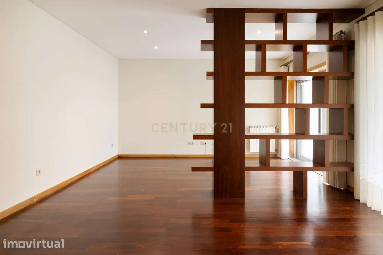 Apartamento T3 com varanda e estacionamento - Rua Duque de Terceira - Grande imagem: 2/26
