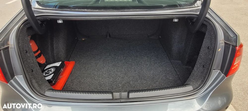 Volkswagen Jetta 1.6 TDI Trendline - 12