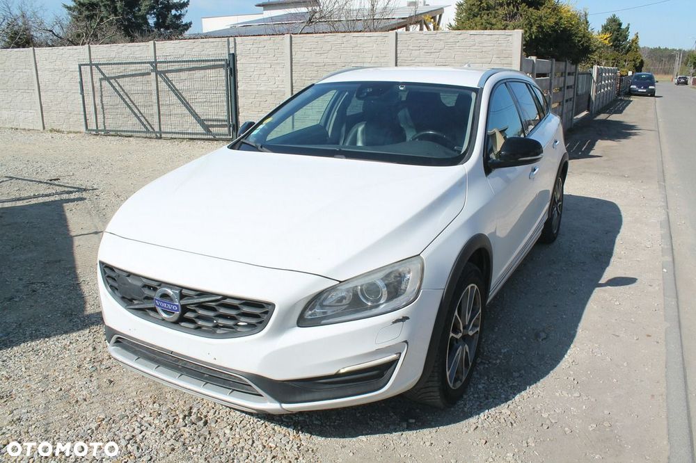 Volvo V60 Cross Country - 1