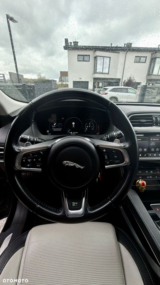 Jaguar F-Pace 2.0 i4D AWD R-Sport - 16