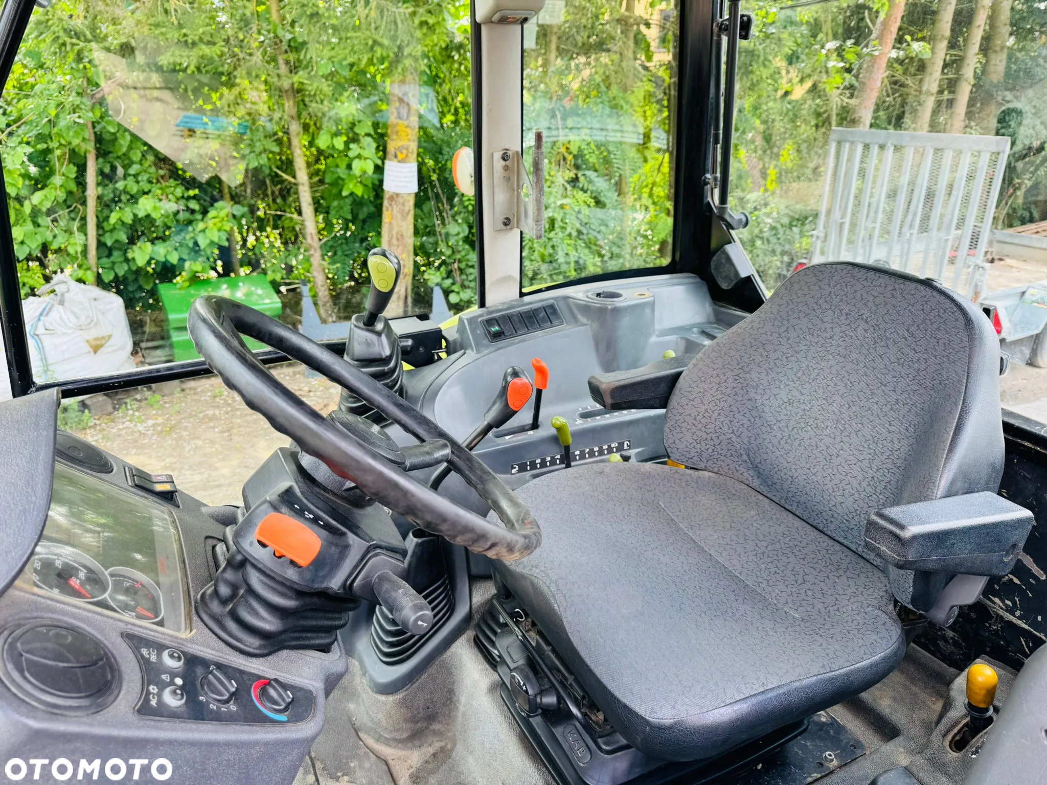 Claas Axos 330 - 11