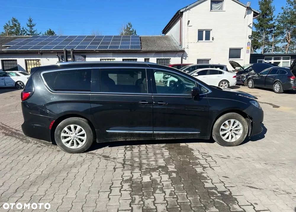 Chrysler Pacifica - 8