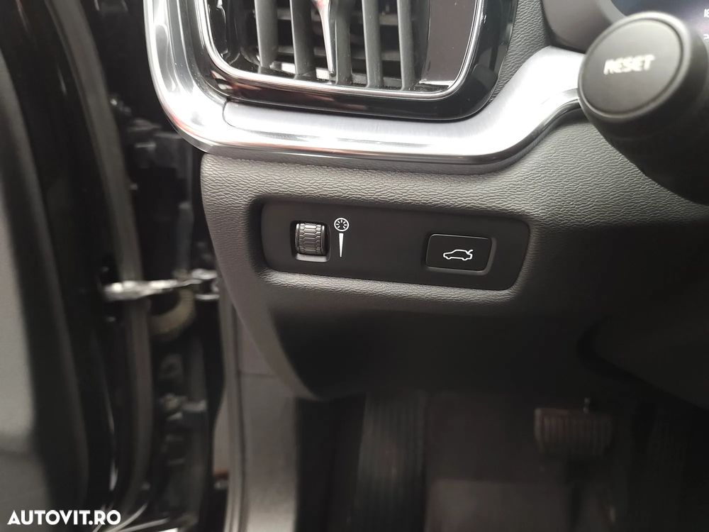 Volvo V60 B4 MHEV AT8 FWD Momentum Pro - 21