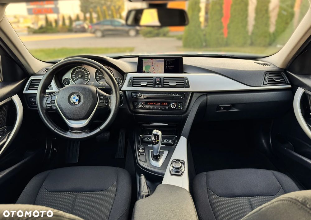 BMW Seria 3 320i Touring xDrive - 31