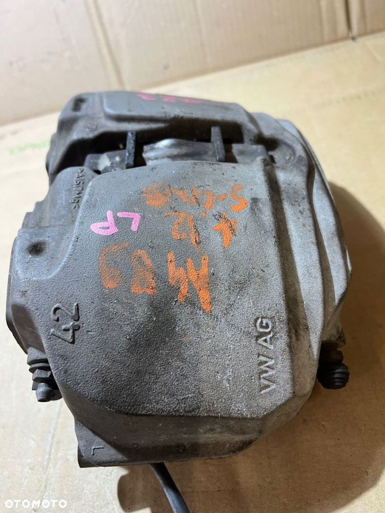 AUDI A4 B9 ZACISK HAMULCOWY LEWY PRZÓD LEWY PRZEDNI 4 TŁOKI 8W05CA - 4