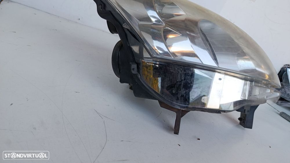 Farol Frente Direito / Otica Direita Peugeot Partner Caixa  90013222 / - 9