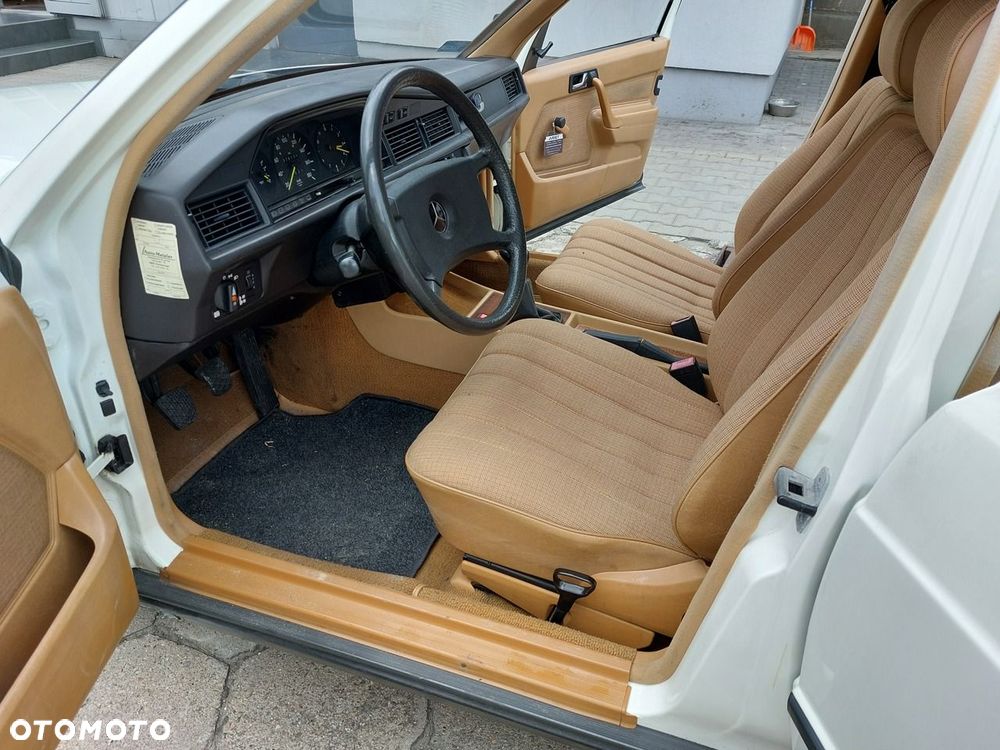 Mercedes-Benz W201 (190) - 11