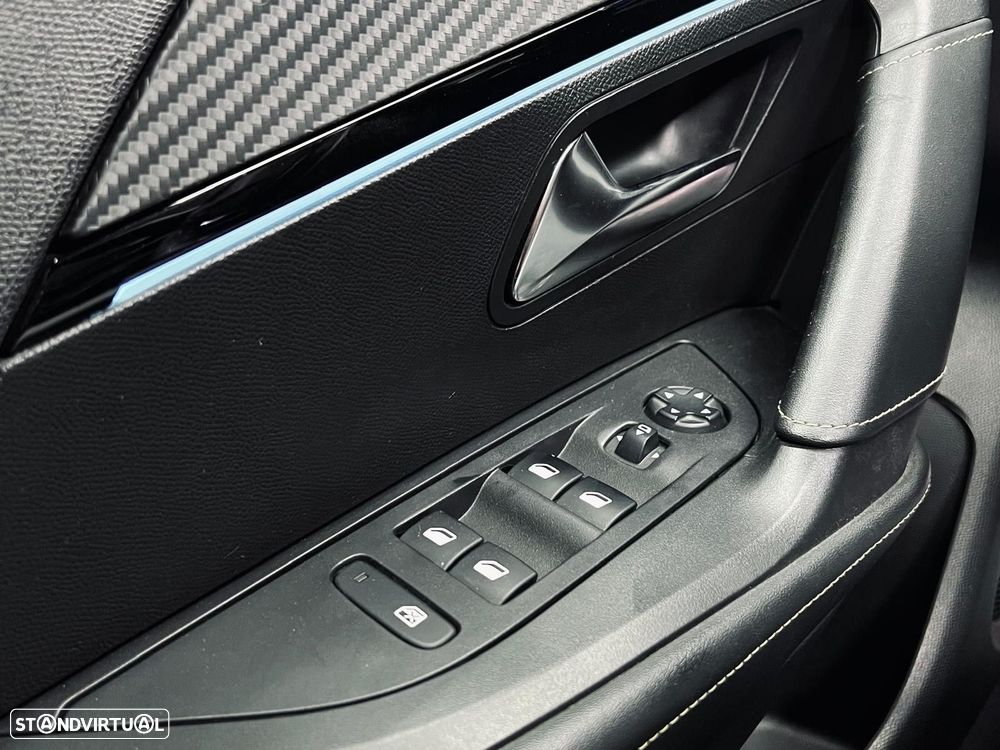 Peugeot e-2008 50 kWh GT - 36