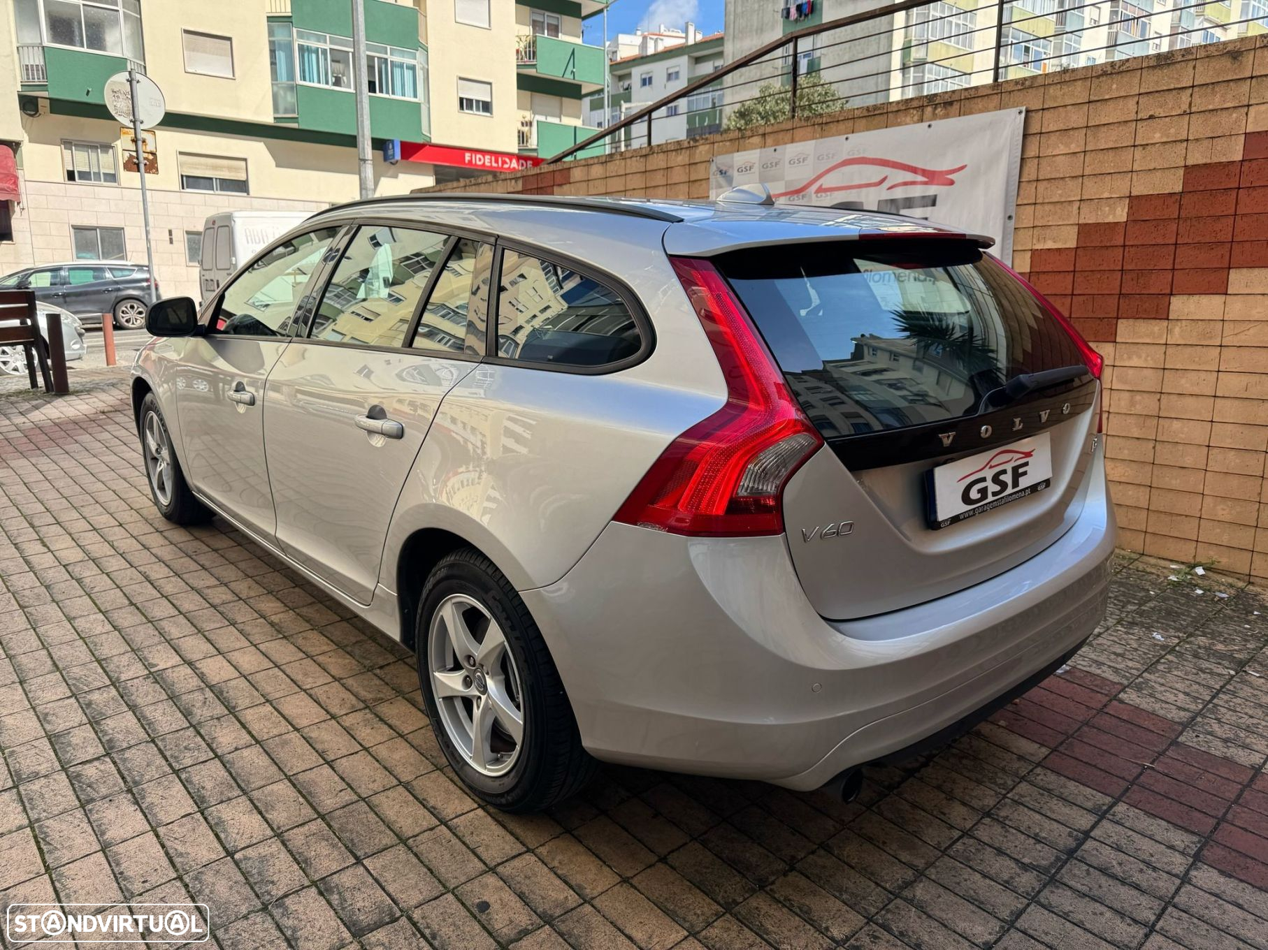 Volvo V60 1.6 D2 Momentum Eco - 6