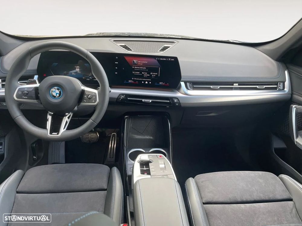 BMW iX1 eDrive20 Pack Desportivo M - 11