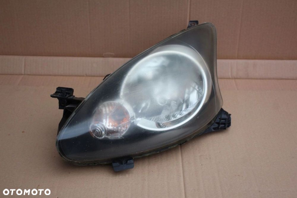 Lampa przednia LEWY PRZÓD oryginalna TOYOTA AYGO I 81150-0H010 - 2