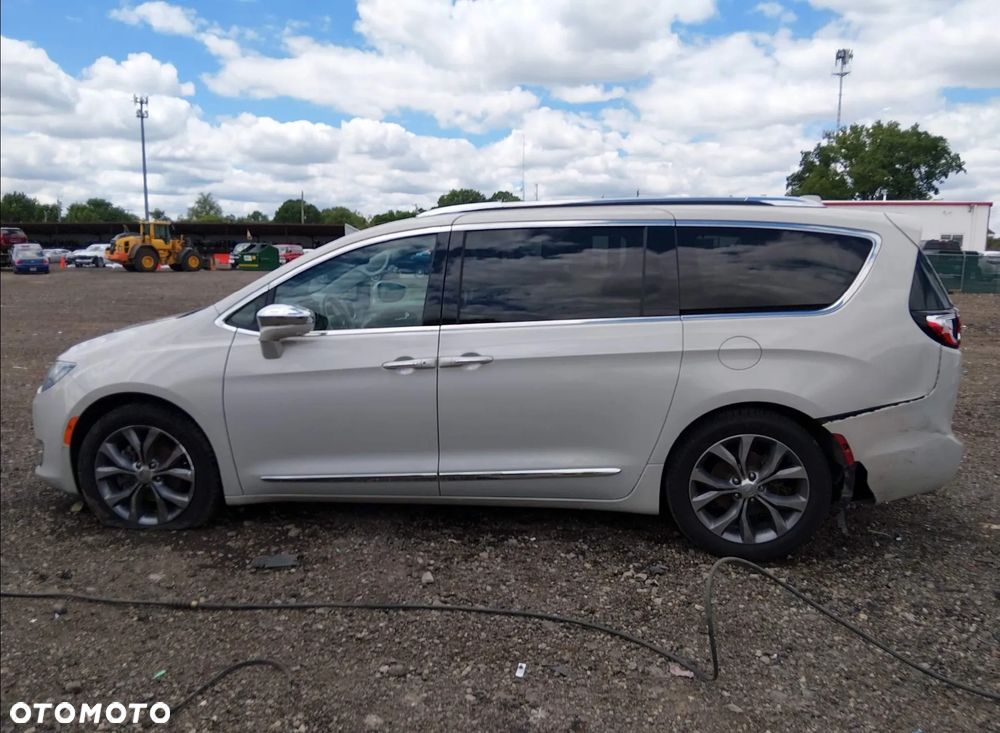 Chrysler Pacifica - 7