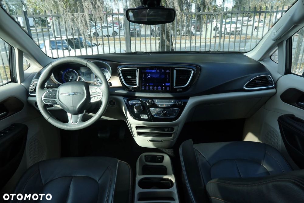 Chrysler Pacifica - 16