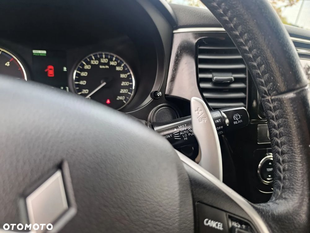 Mitsubishi Outlander 2.2 DI-D 4WD Automatik Instyle - 23