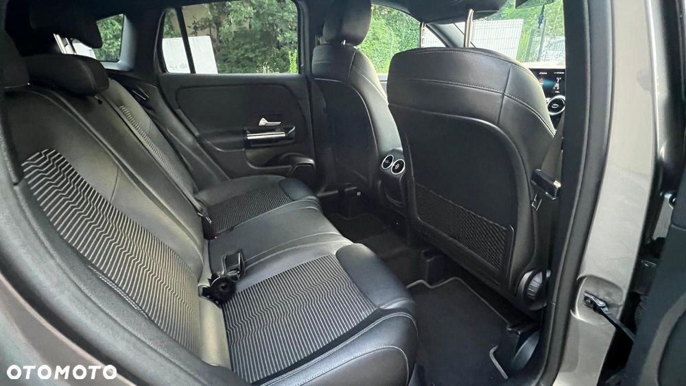 Mercedes-Benz GLA 200 - 30