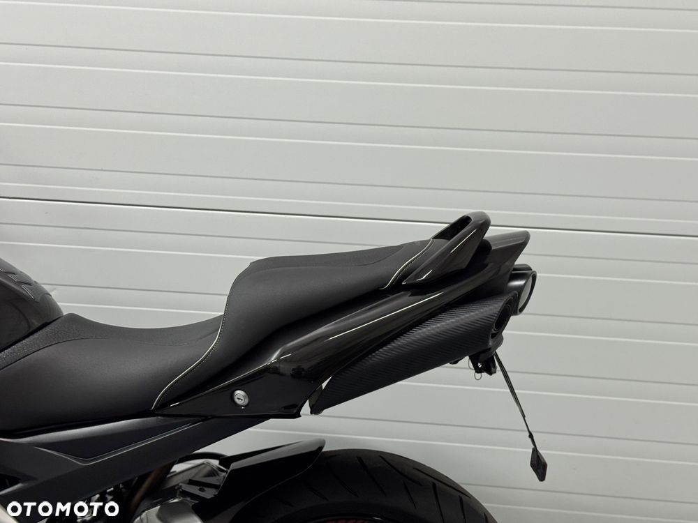 Suzuki GSR - 16