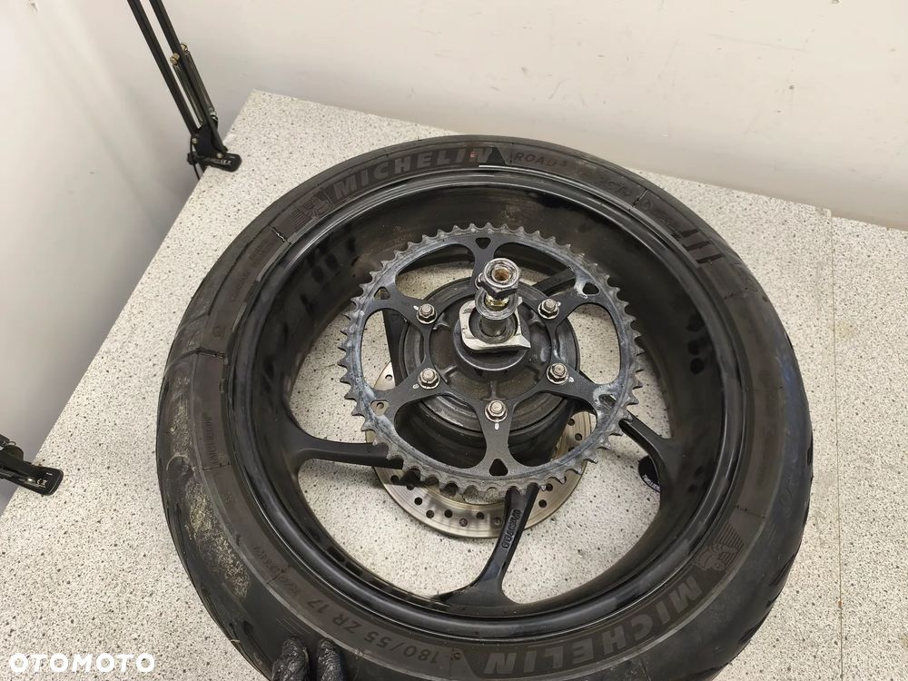 Felga tył, tylna, koło, tarcza hamulcowa, zębatka, ośka tył Triumph Trident 660 2022 - 1