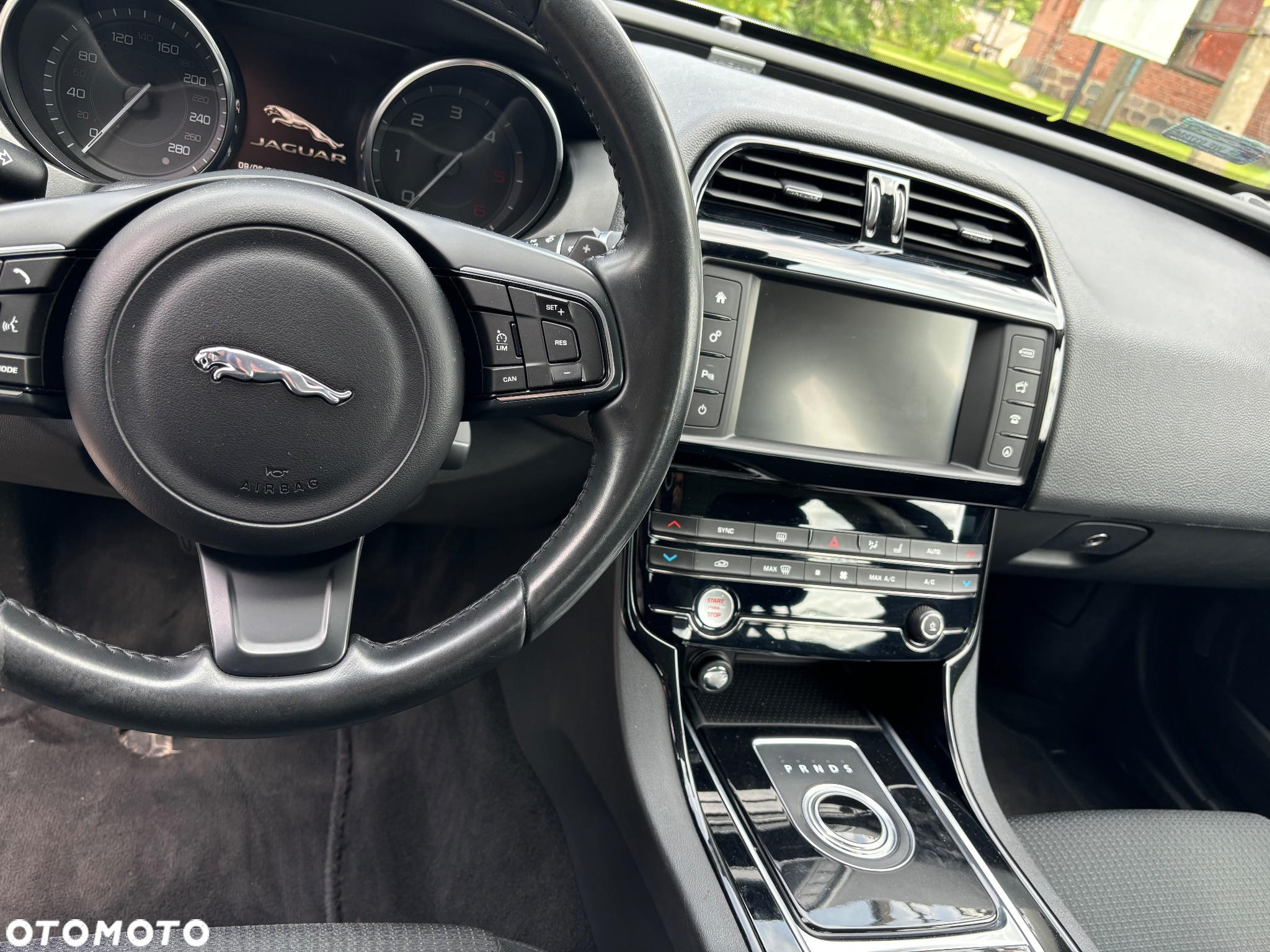 Jaguar XE 2.0 D Pure - 11
